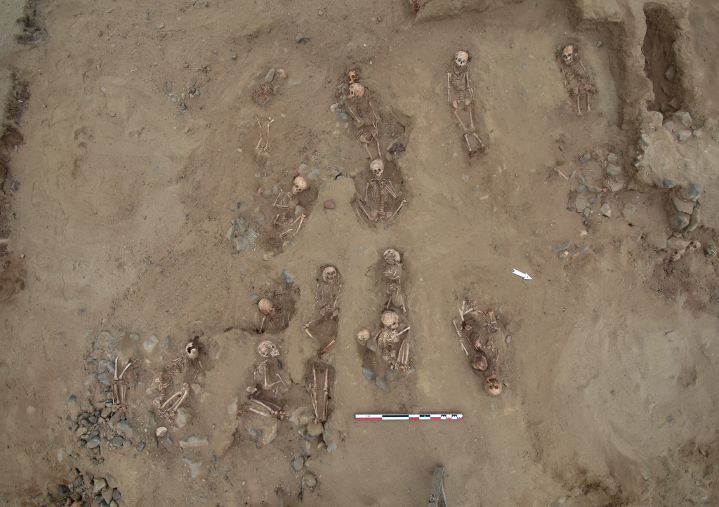 Vista aérea do sítio de escavação de um antigo santuário pré-hispânico desenterrado na comunidade costeira de Huanchaco, no norte do Peru, onde os arqueólogos descobriram 76 túmulos com restos de crianças sacrificadas datados da cultura Chimú