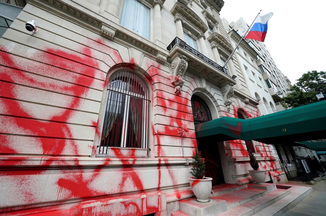 Pichações em vermelho cobriram parte da fachada do consulado da Rússia