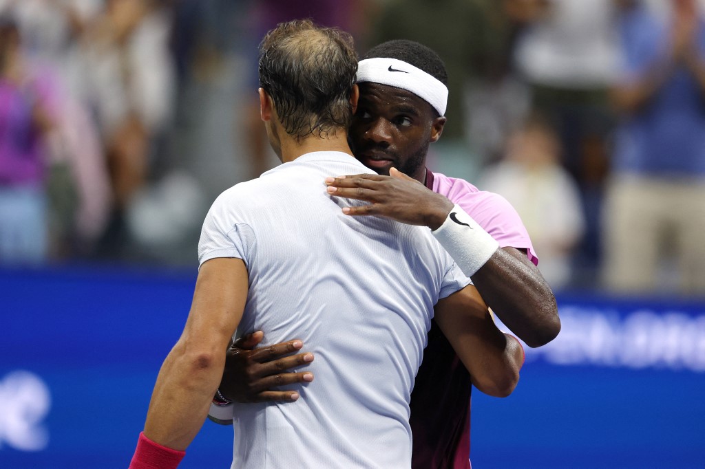 Nadal cumprimenta Francis Tiafoe ao término da partida