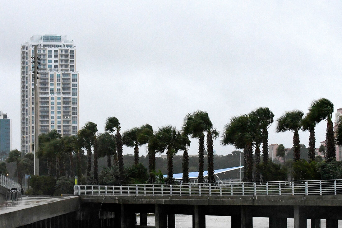 Vista geral do cais de St. Pete quando os primeiros ventos do furacão Ian chegam em em São Petersburgo, Flórida