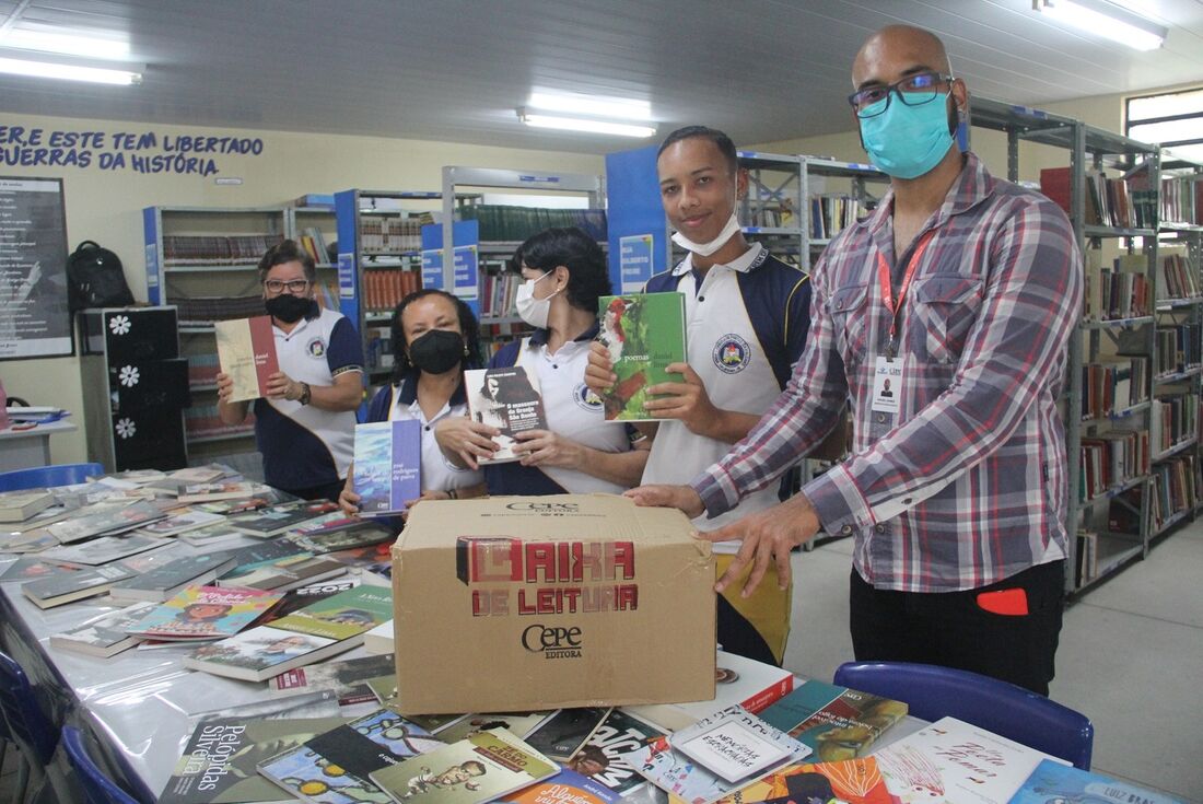 Programa Caixa de Leitura realiza doação de cem livros para escola pública em Nazaré da Mata