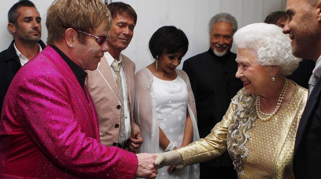  Elton John usou as redes sociais para prestar uma homenagem à rainha Elizabeth II