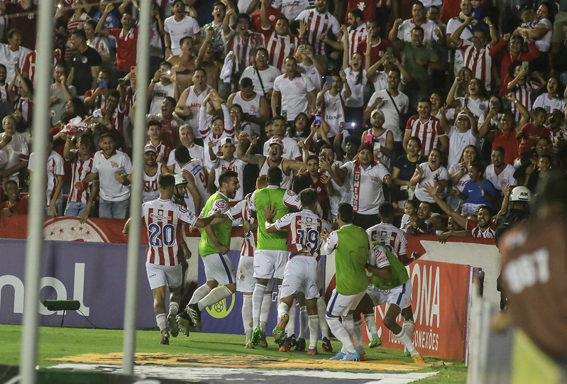 Jogadores do Náutico comemoram gol com a torcida