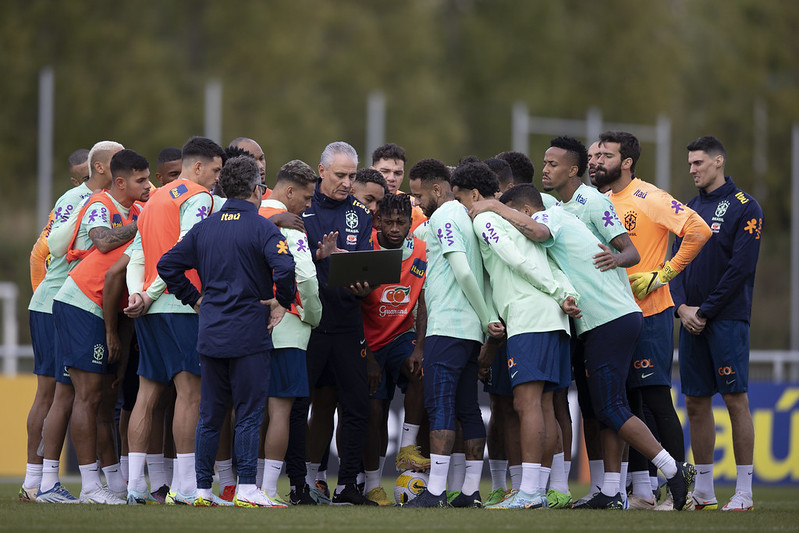 Jogadores se apresentam à seleção brasileira nesta segunda e fazem primeiro  treinamento