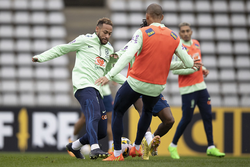 Neymar durante o último treino antes do amistoso com a Tunísia, nesta segunda-feira (26)