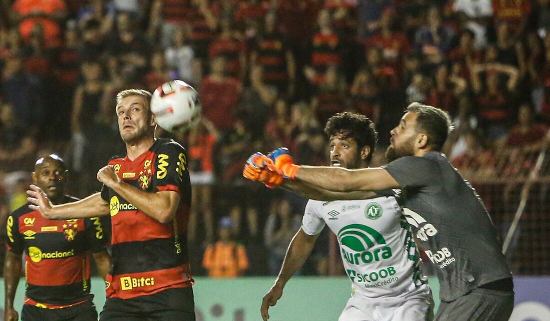 Fábio Alemão, zagueiro do Sport, tenta jogada contra a Chapecoense