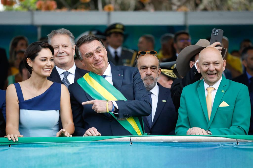 Ao lado de Michele Bolsonaro, presidente fez campanha no dia 7 de setembro