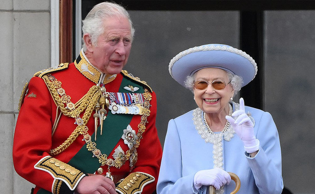 Charles III e a mãe, rainha Elizabeth II em foto de junho deste ano