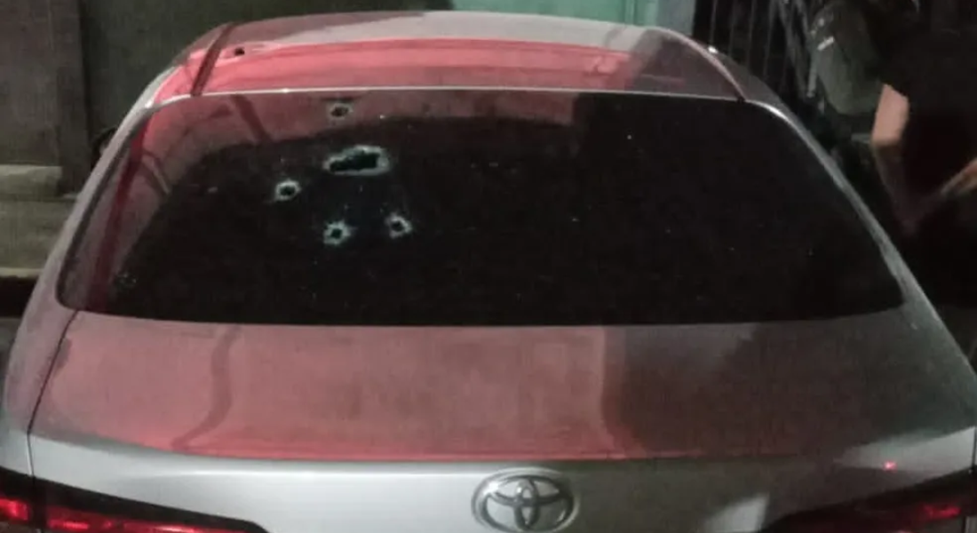 Imagens do carro após o crime mostram o vidro traseiro do carro com diversas marcas de tiro