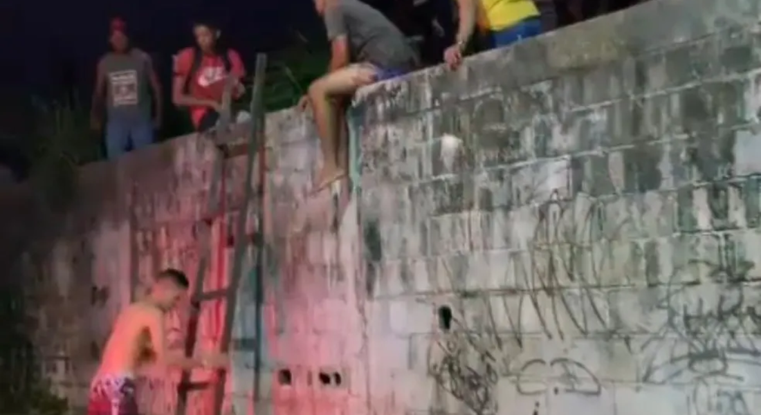 Amigos usaram escada para pular muro e tentar resgatar jovem