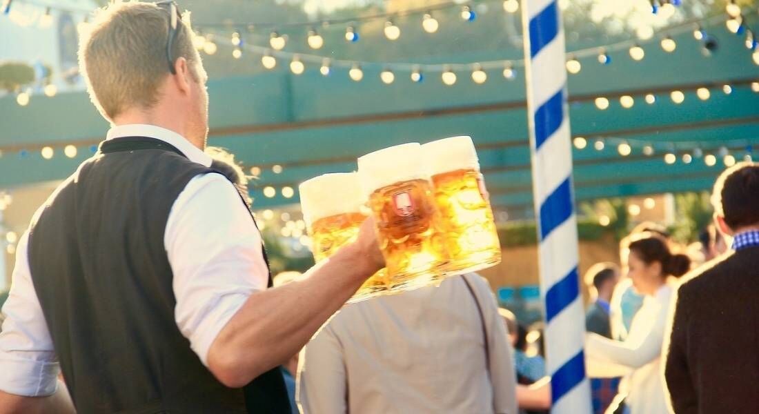 Oktoberfest é um festival de cerveja que nasceu na Alemanhã