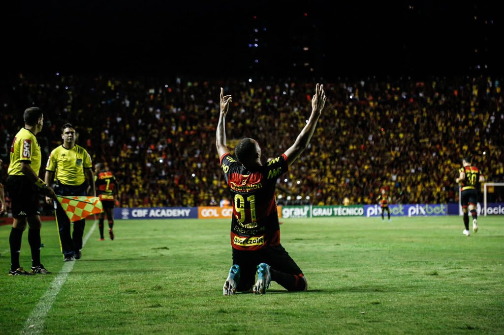 Gustavo Coutinho comemora gol na Ilha