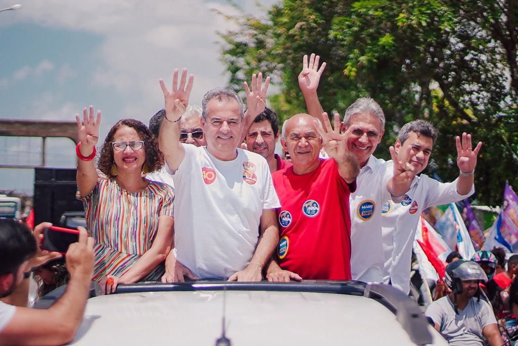 Ao lado da candidata a vice, Luciana Santos, Danilo participou de carreata na Zona da Mata Norte