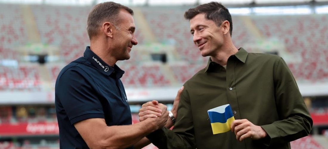 Shevchenko (esq.) entregando a braçadeira de capitão da Ucrânia para Lewandowski (dir.)