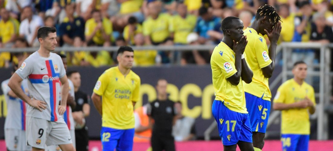 Jogadores de Barcelona e Cádiz esperando o atendimento médico ao torcedor