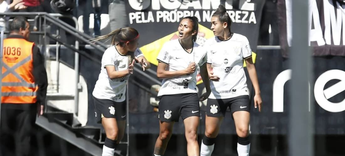 Jaqueline comemorando o primeiro gol do Corinthians na decisão contra o Internacional 