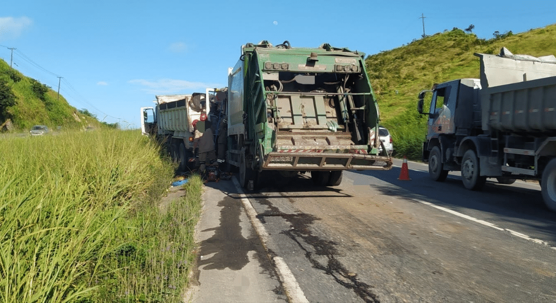 Caminhões bateram na BR-232