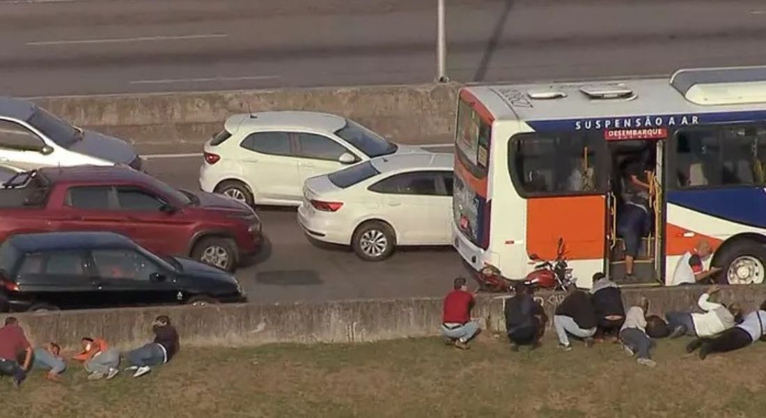 Motoristas e passageiros tentaram se esconder atrás de muros e dos próprios veículos