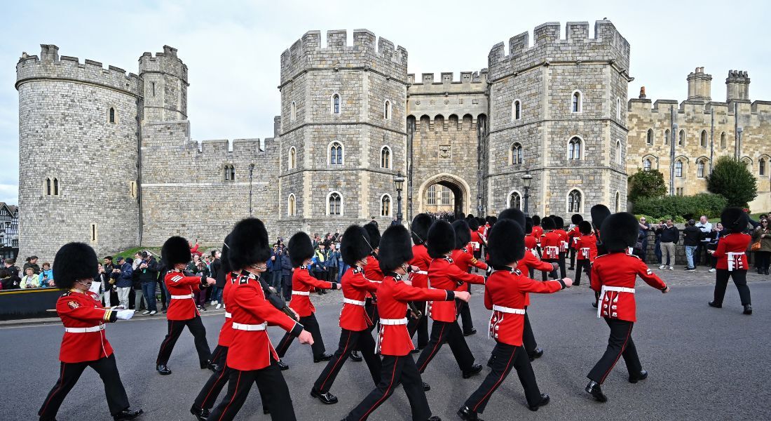 Guardas escoceses desfilam do lado de fora do Castelo de Windsor, quando o castelo reabriu aos visitantes após a morte da rainha Elizabeth II.