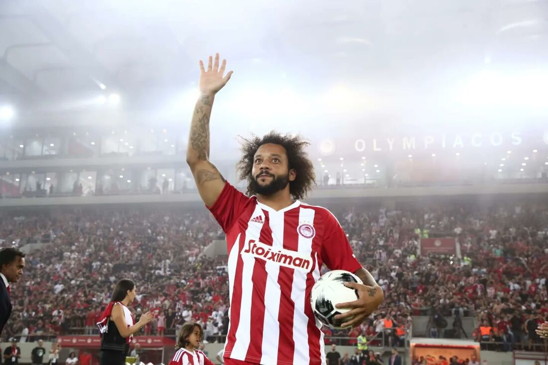 Marcelo foi recebido no Olympiacos por mais de 20 mil torcedores