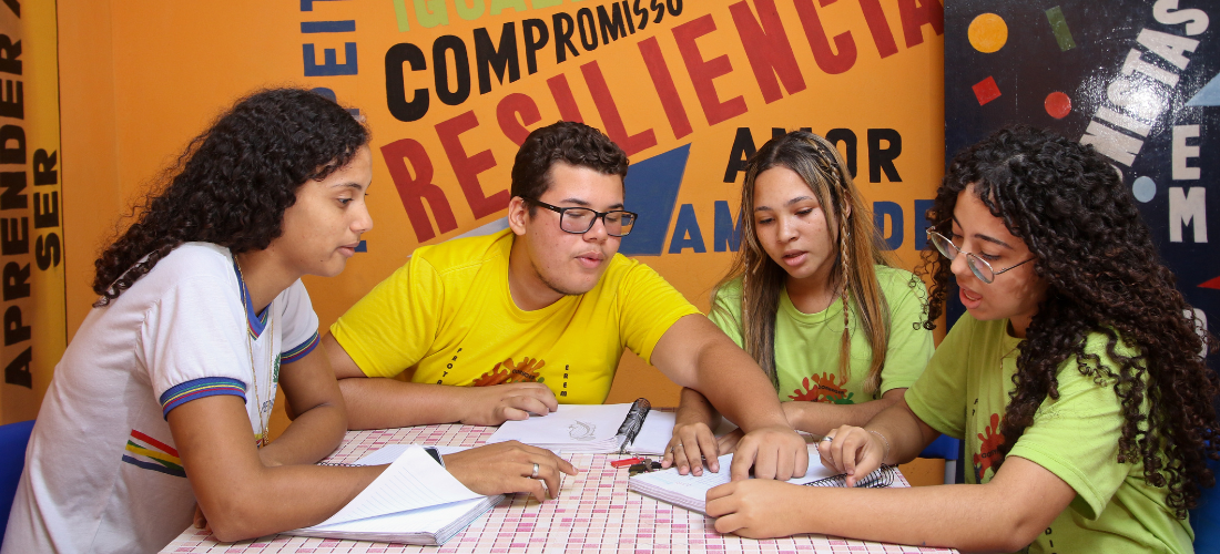 Os alunos protagonistas tem como função auxiliar na gestão escolar