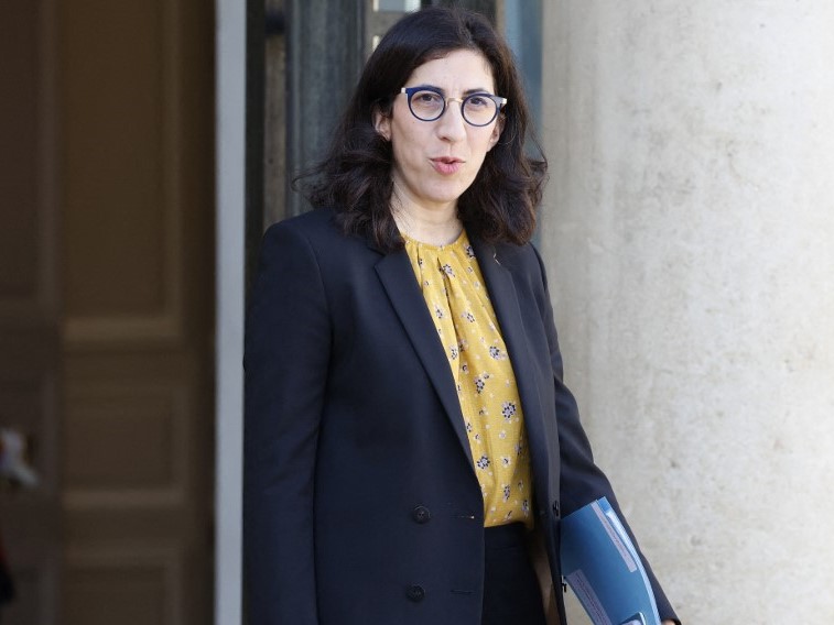 A ministra da Cultura da França, Rima Abdul-Malak, deixa a reunião semanal do gabinete no Palácio do Eliseu, em Paris, em 14 de setembro de 2022