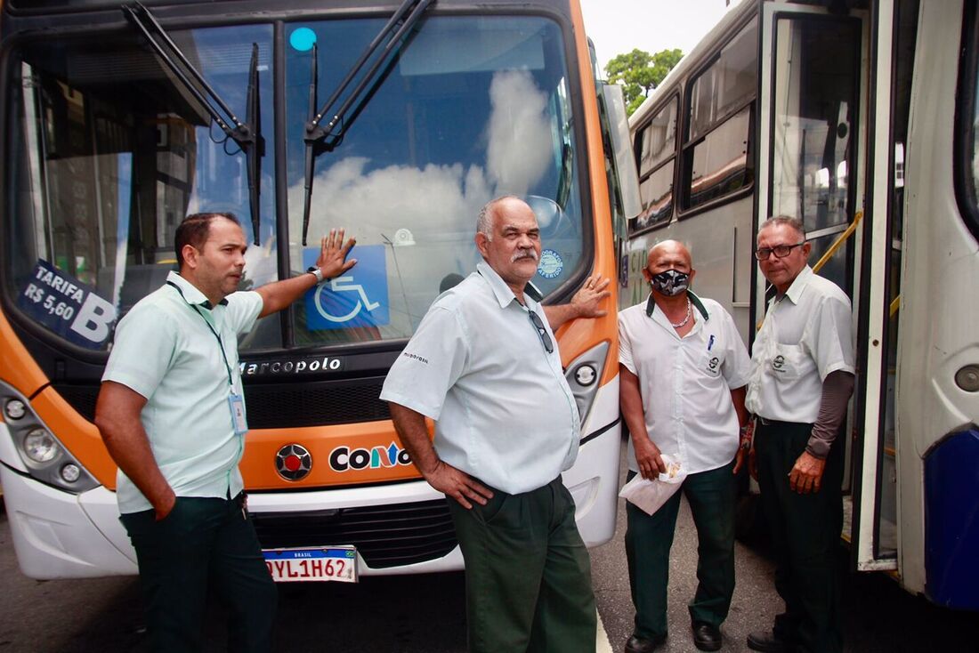 Motoristas de ônibus durante protesto dos rodoviários nesta terça-feira (13)