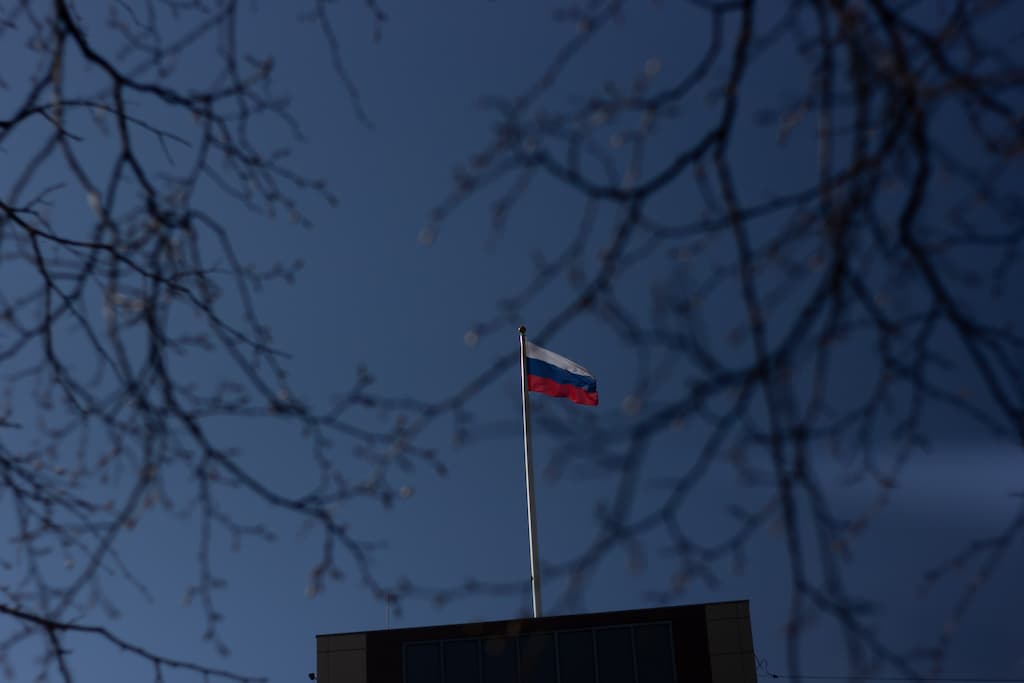 Bandeira russa. Vários líderes da ocupação russa foram mortos ou feridos em atentados desde o início da invasão da Ucrânia no fim de fevereiro