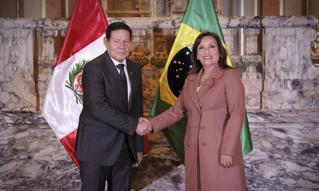 Vice-presidente do Brasil, Hamilton Mourão e sua homóloga do Peru, Dina Boluarte