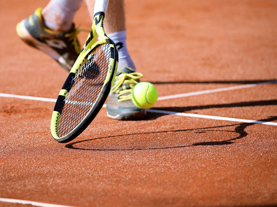 Atleta masculino sério na quadra de tênis para uma competição com