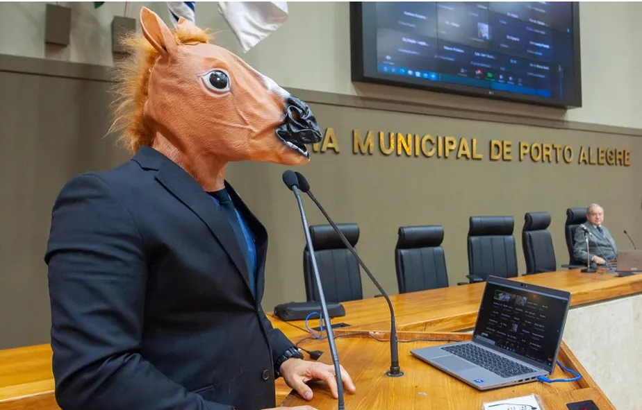 O vereador Leonel Radde (PT) se fantasiou de burro na Câmara Municipal de Porto Alegre