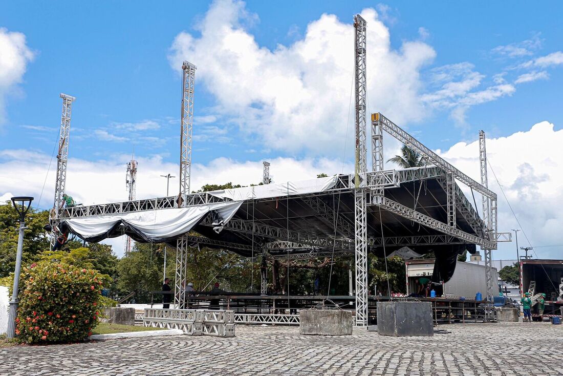 Montagem do palco para as comemorações dos 200 anos da independência do Brasil, localizado no Forte do Brum