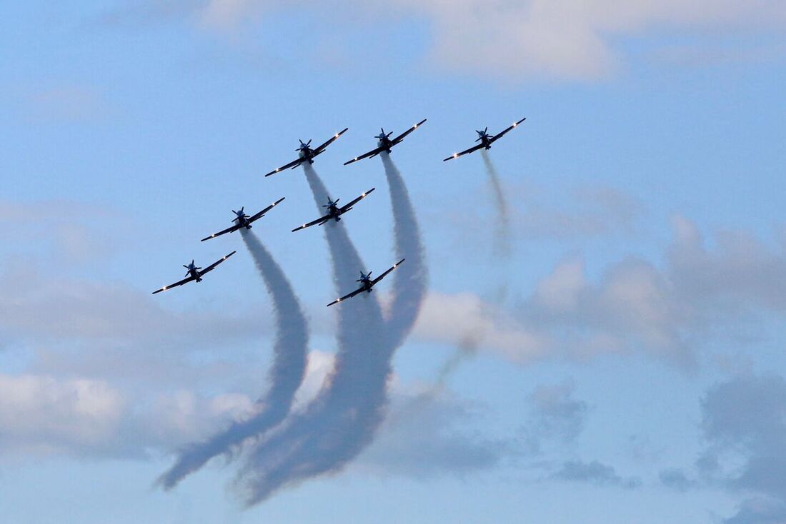 Apresentação contou com sete aeronaves nas cores verde, azul e amarela