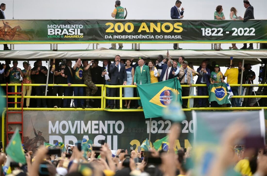 O presidente brasileiro Jair Bolsonaro (C) discursa diante de uma multidão de apoiadores na Esplanada do Ministério em Brasília durante as comemorações dos 200 anos de independência do Brasil