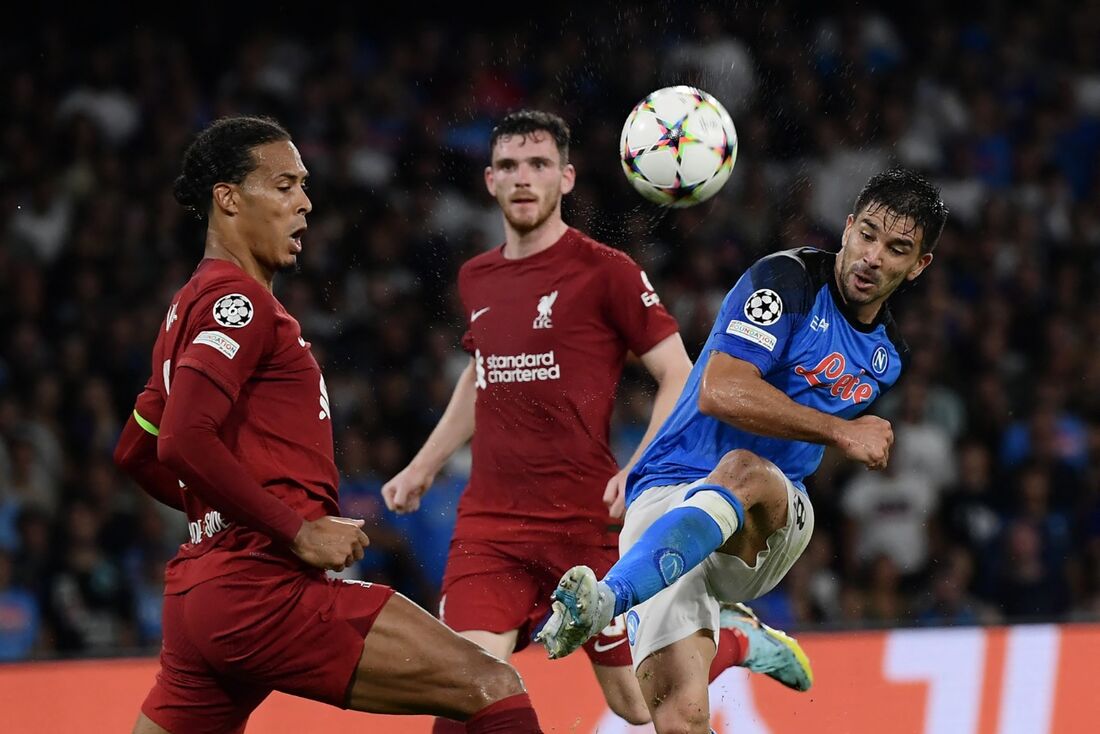 Napoli goleou o Liverpool na primeira rodada da Champions League