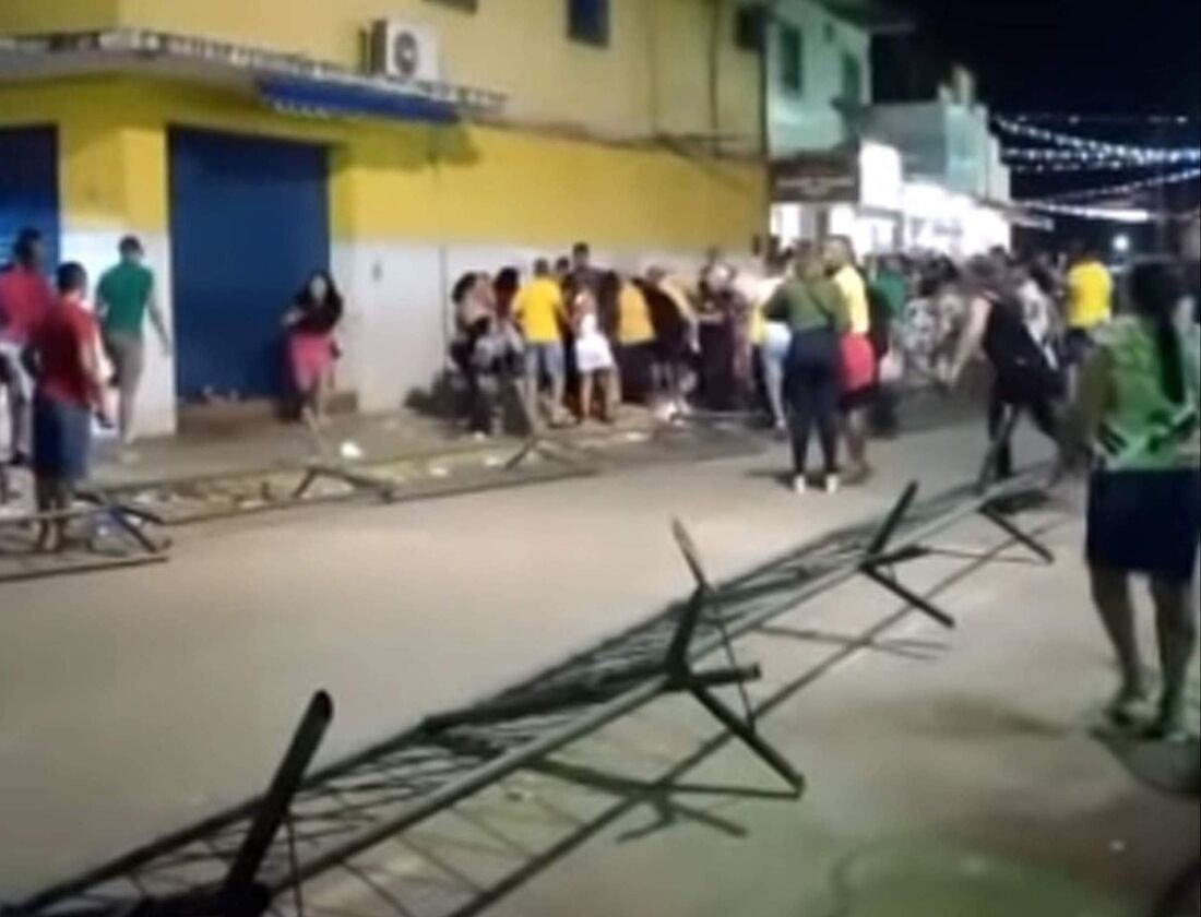 Queda de marquise em Aliança, interior de Pernambuco, durante desfile de celebração de emancipação política