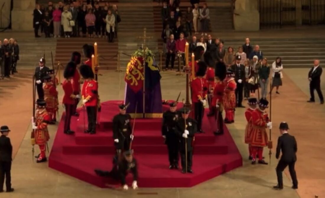 Momento em que guarda real cai durante o velório público da rainha Elizabeth II, em Londres