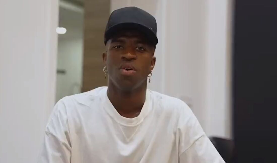 Vinicius Junior em vídeo enviado para escolas do Brasil