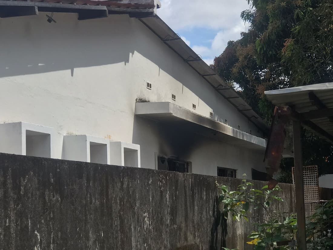 A casa fica localizada na rua Deão Farias, nas proximidades da Lagoa do Araçá