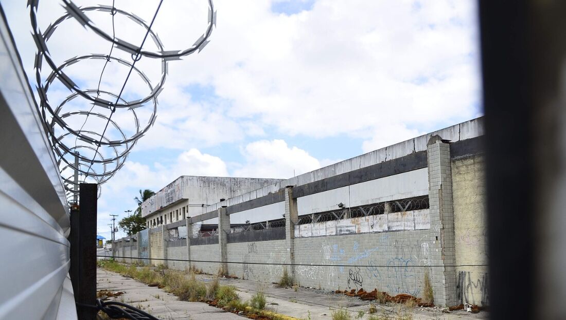 Local onde os painéis estão, no antigo terminal do Aeroporto do Recife, já está isolado para início dos serviços de restauração