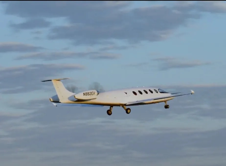 Primeiro avião de passageiros totalmente elétrico fez voo inaugural