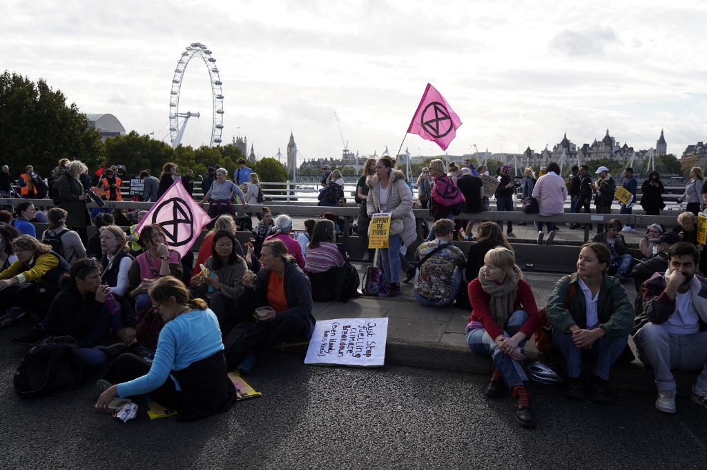 Britânicos protestam contra o alto custo de vida e o aumento da inflação no país