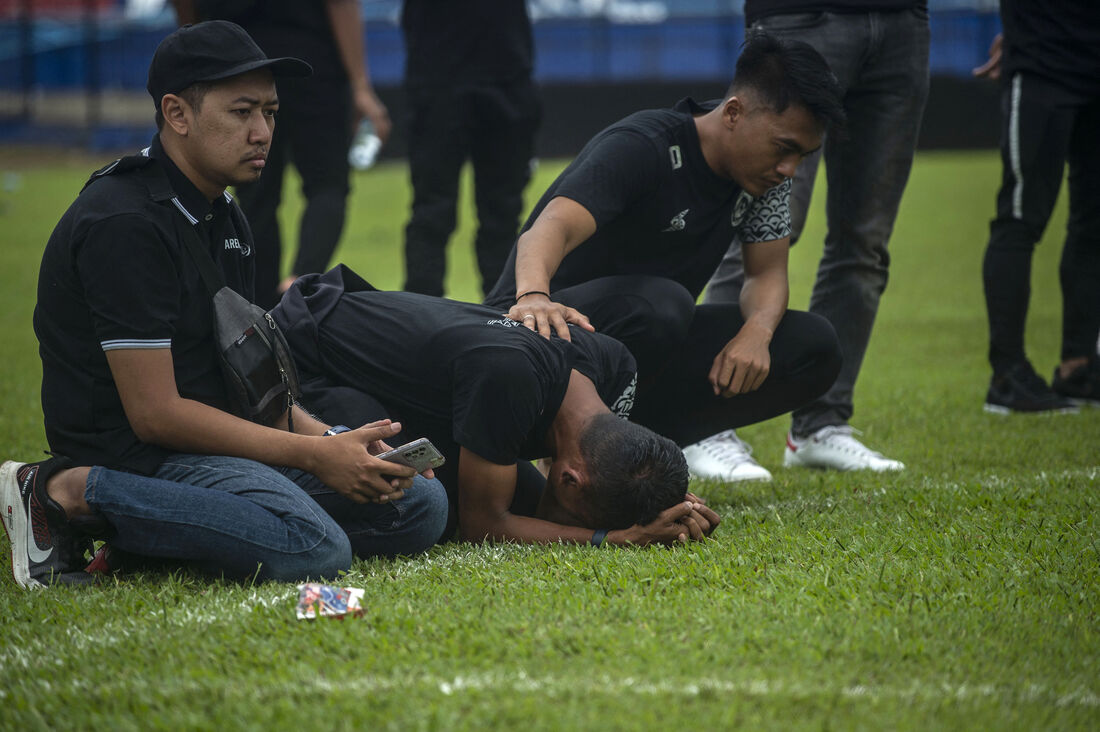 Jogadores e funcionários do Arema se juntaram em orações pelas vítimas