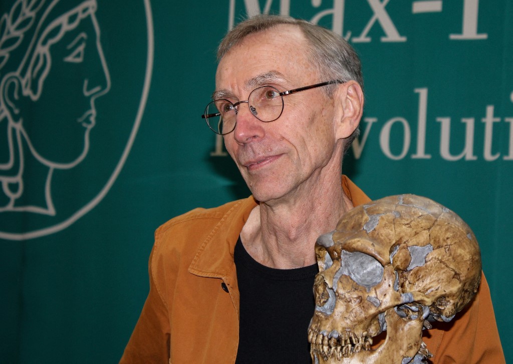 O paleogeneticista sueco e ganhador do Prêmio Nobel de Medicina de 2022 Svante Paabo posa com um crânio durante uma coletiva de imprensa no Instituto Max Planck de Antropologia Evolutiva em Leipzig em 3 de outubro de 2022