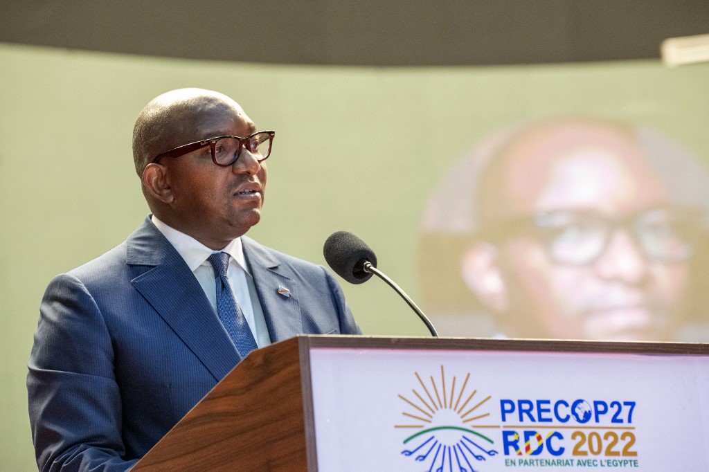 O primeiro-ministro da República Democrática do Congo, Jean-Michel Sama Lukonde Kyenge, discursa durante a sessão de abertura do PreCop27, em Kinshasa, em 3 de outubro de 2022