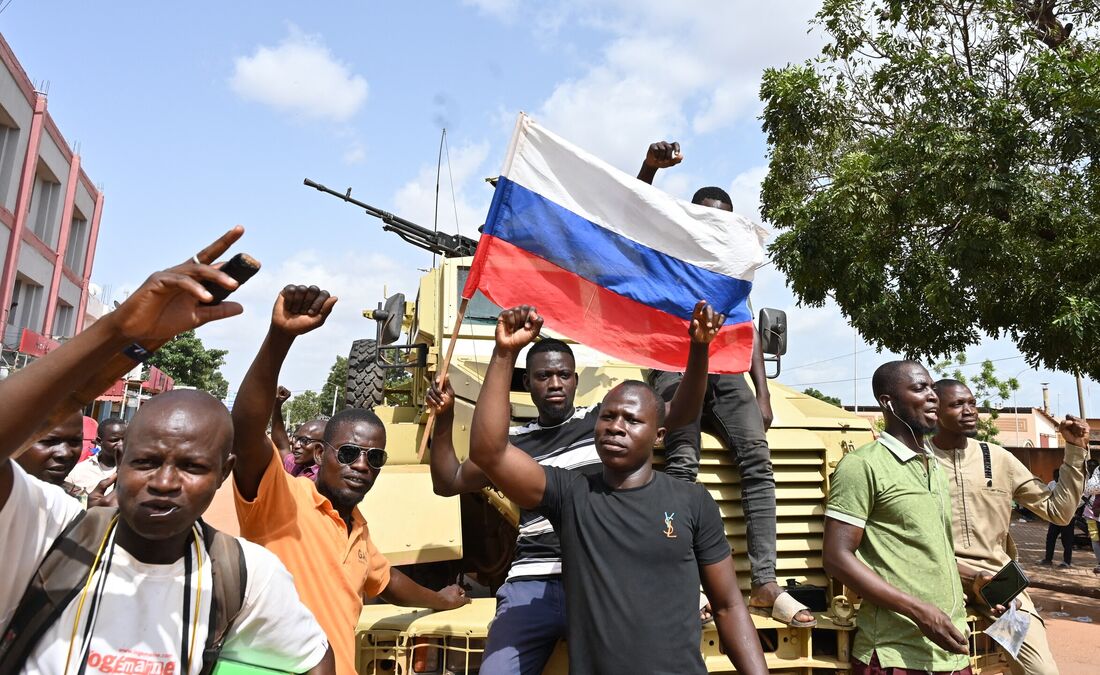 Manifestantes agitam bandeiras da Rússia após golpe de Estado em Burkina Faso