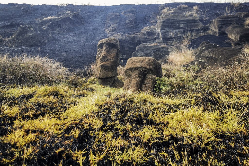 Esta foto divulgada pela Prefeitura de Rapanui mostra Moais - estátuas de pedra da cultura Rapa Nui - afetadas por um incêndio no Parque Nacional Rapa Nui na Ilha de Páscoa, Chile, em 6 de outubro de 2022