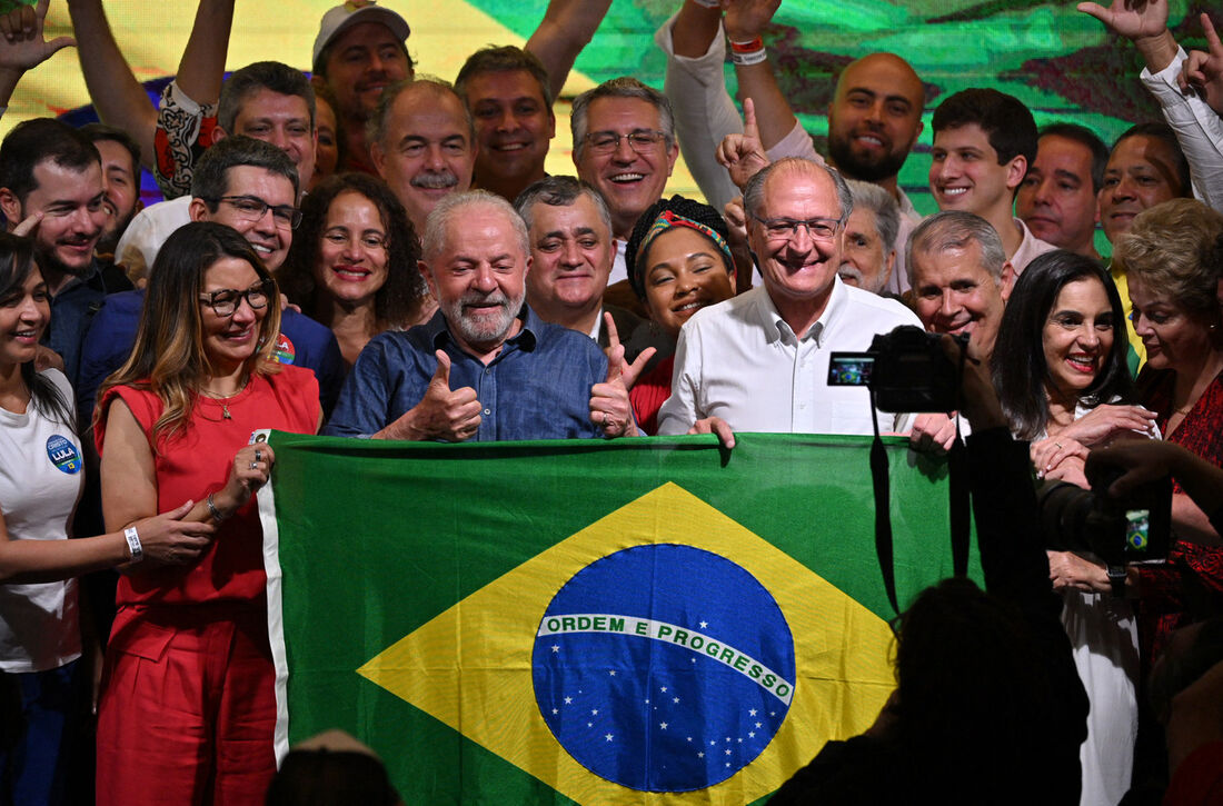 Lula fez primeiro pronunciamento após eleito ao lado de aliados e apoiadores