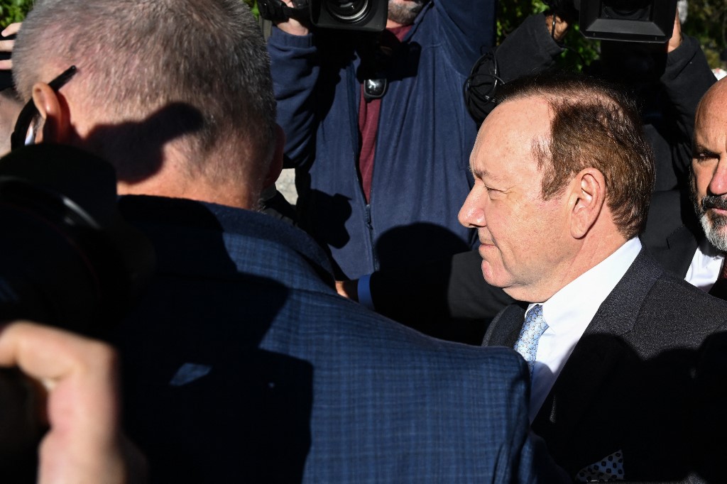 O ator Kevin Spacey chega ao Tribunal Distrital dos EUA em 06 de outubro de 2022 na cidade de Nova York. O julgamento de Spacey começa hoje com a seleção do júri após alegações de suposta má conduta sexual em 2017 pelo ator Anthony Rapp