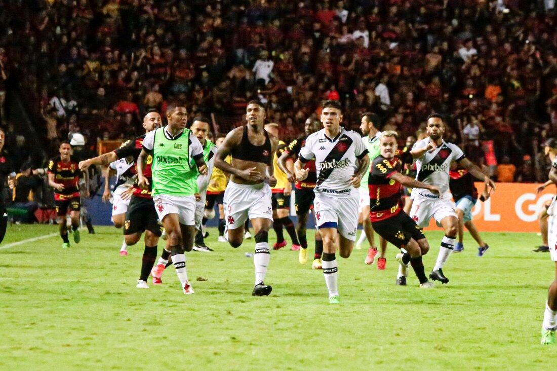 Após a provocação do irresponsável do Raniel, do Vasco, uma confusão generalizada tomou conta do gramado da Ilha do Retiro